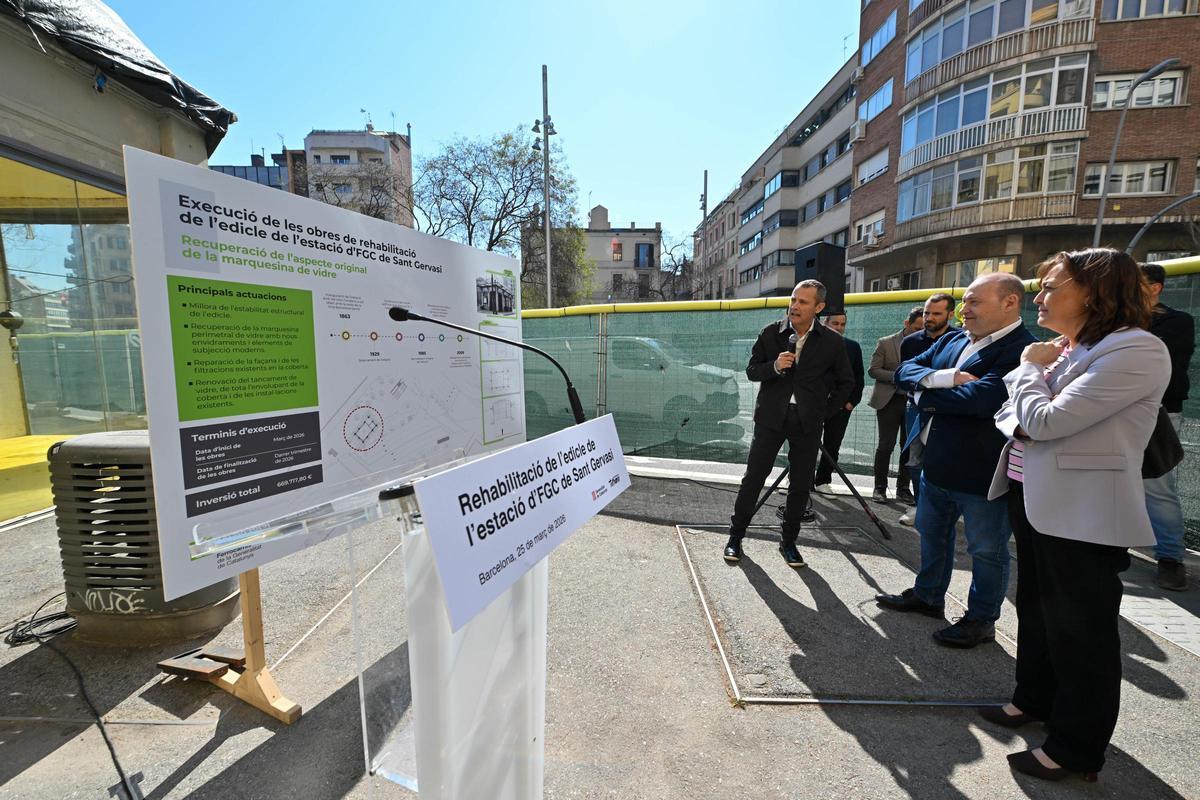 La consellera de Territori, Sílvia Paneque, y el presidente de FGC, Carles Ruiz, en una visita a las obras de rehabilitación de la estación de Sant Gervasi.