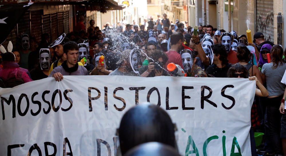 Nous aldarulls entre manifestants i policies a Gràcia