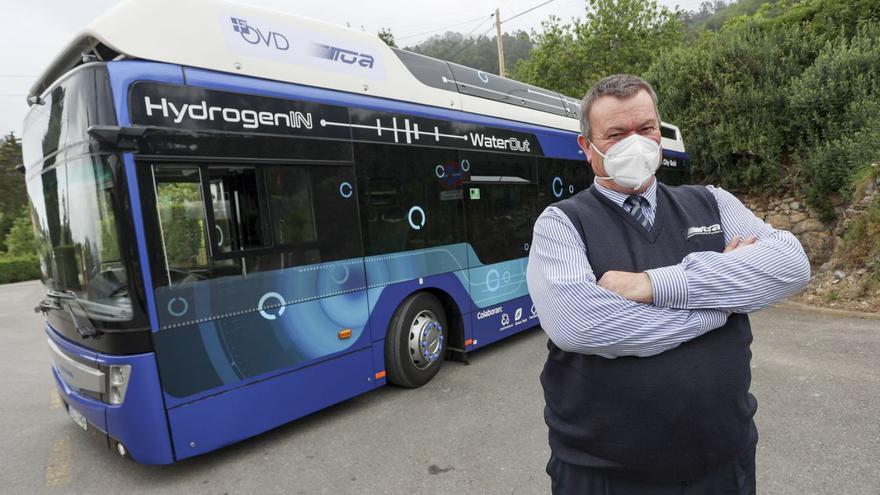 José Luis Suárez, ante el autobús movido por hidrógeno que operó de forma experimental en Oviedo. | Irma Collín