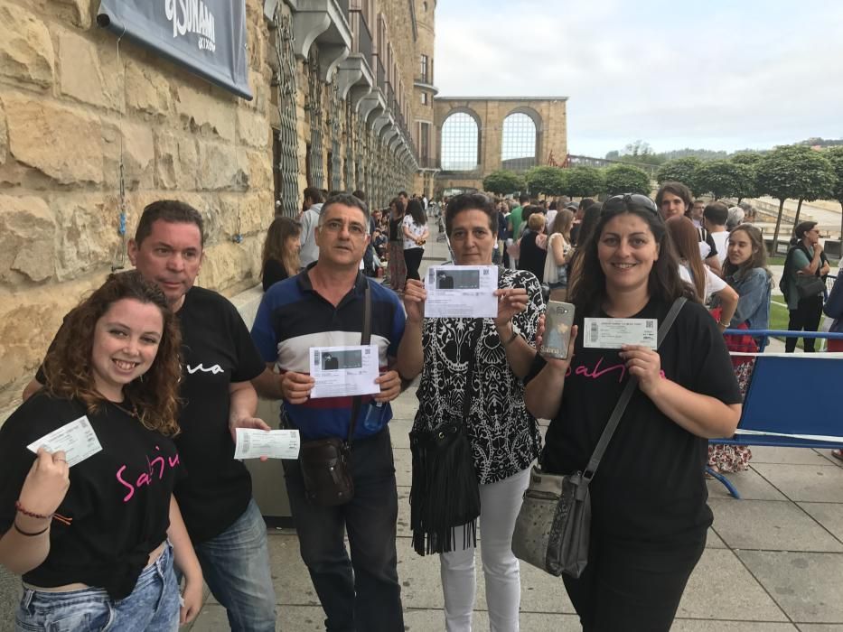 Asistentes al concierto de Sabina aguardando en la cola