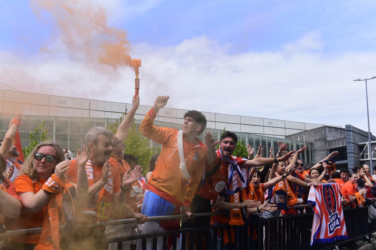 Recibimiento al Leyma Básquet Coruña antes de la semifinal por el ascenso a ACB ante el Palencia