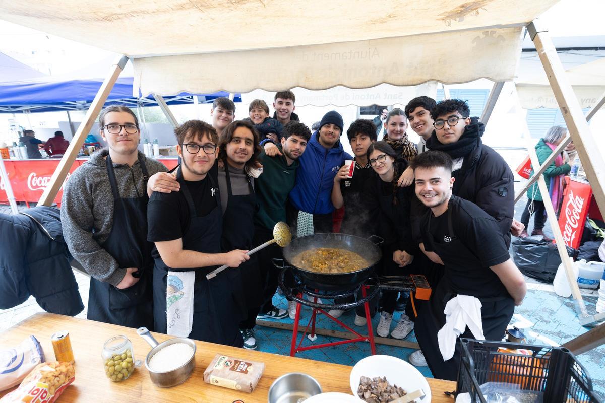 Los alumnos del IES Sa Serra posan con su arroz.