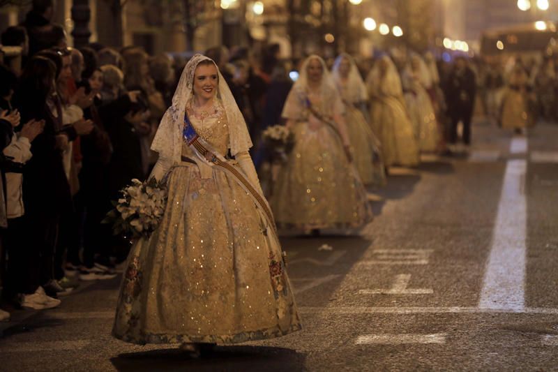 Marina Civera y su corte de honor en la Ofrenda de las Fallas 2019.