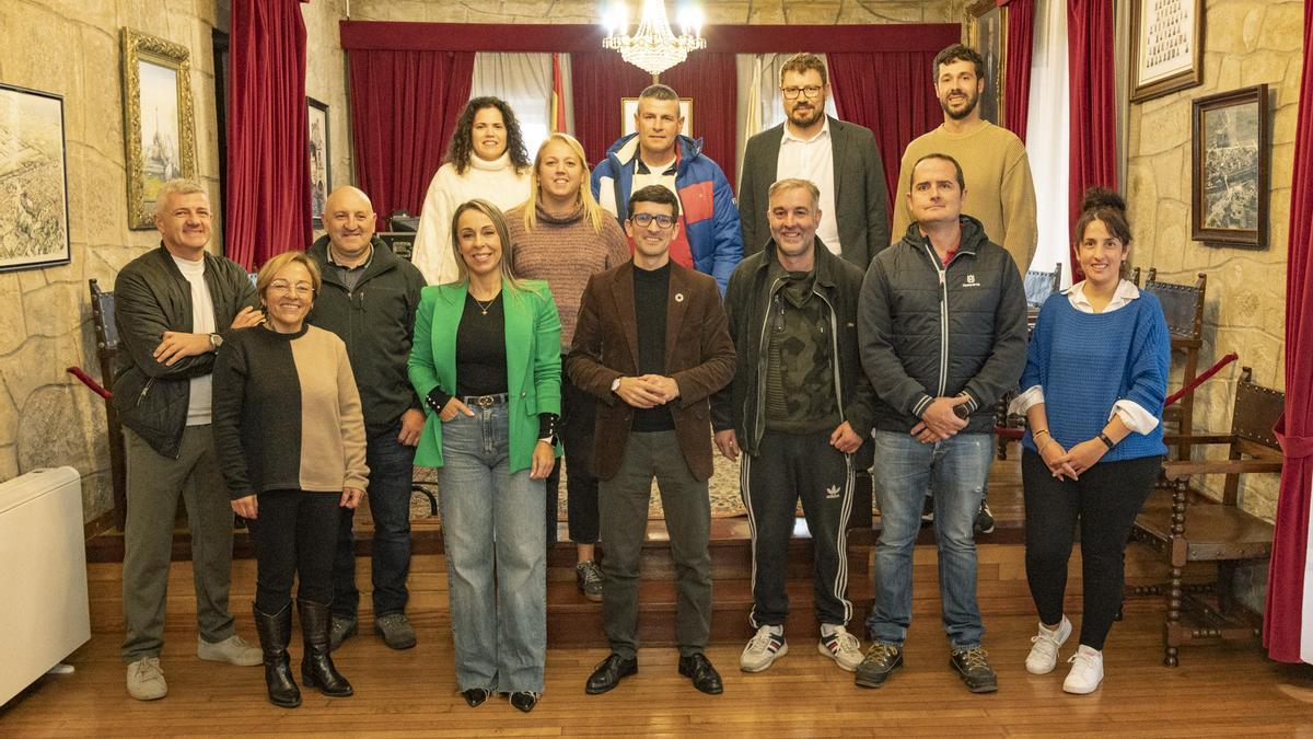 O alcalde, no centro, coa concelleira e os empresarios.