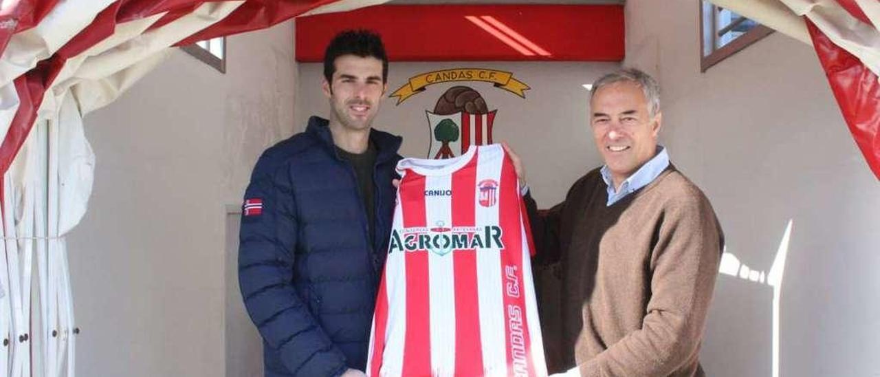 Pablo Hernández Castroagudín junto a su padre, Jesús Hernández Borge, ayer, en el campo de La Mata, en Candás.