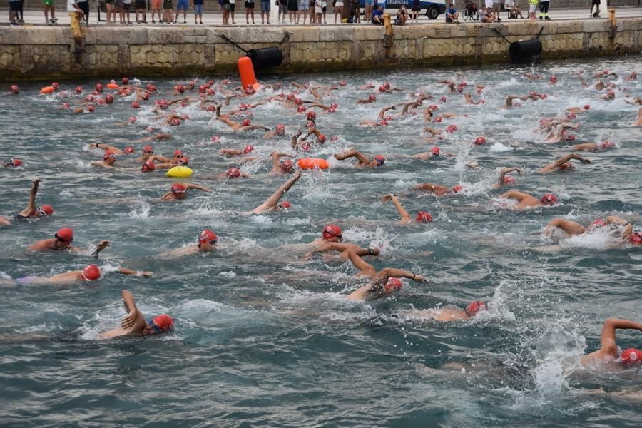 Más de 250 nadadores celebran el centenario de la Vuelta a la Escollera