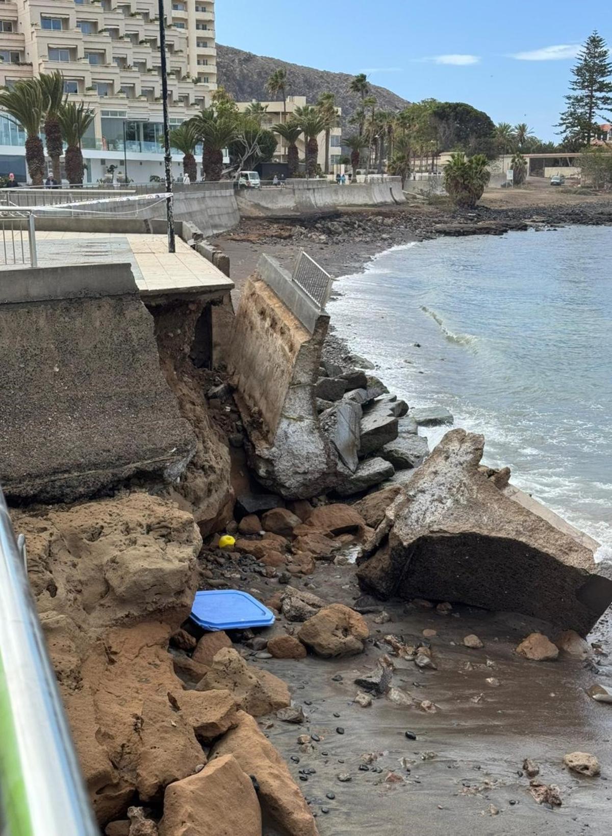 Zona dañada en el paseo Los Tarajales, en Los Cristianos.