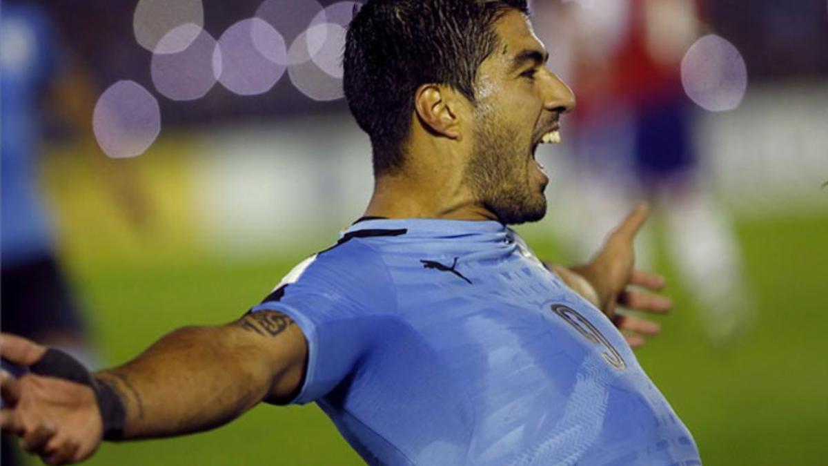 Luis Suárez celebra su gol ante Paraguay