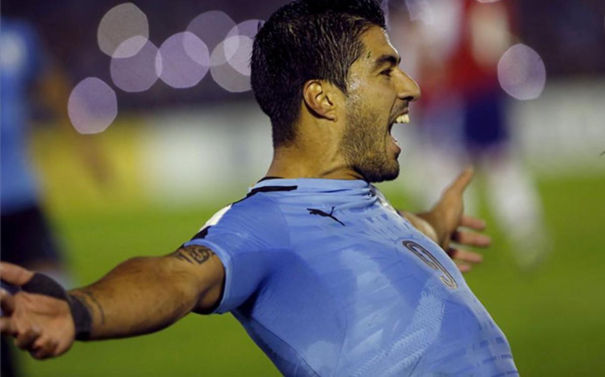 Luis Suárez celebra su gol ante Paraguay