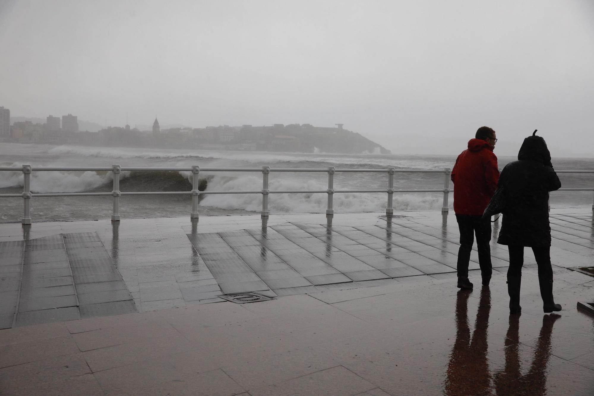 En imágenes: La segunda jornada del temporal azota Gijón