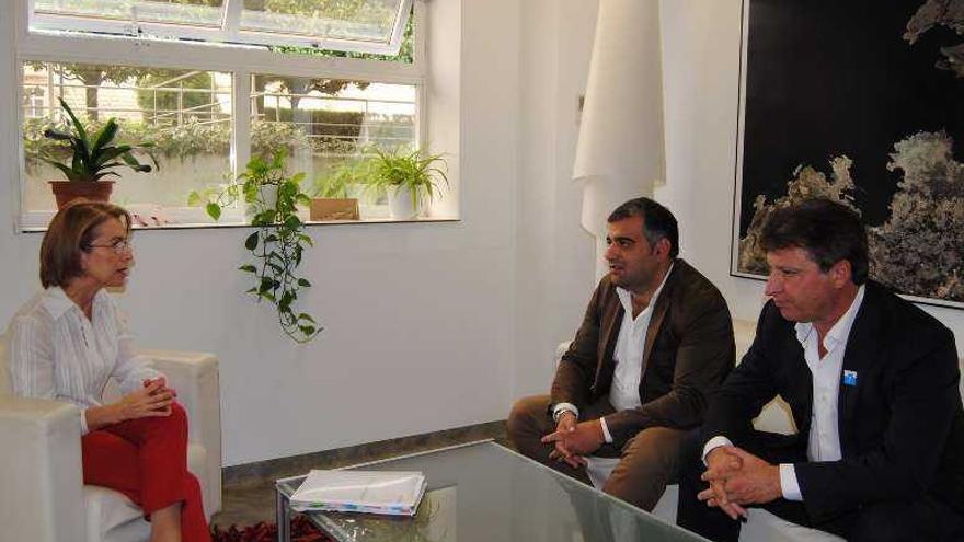 La secretaria xeral, con el alcalde de Oza-Cesuras (centro). la opinión