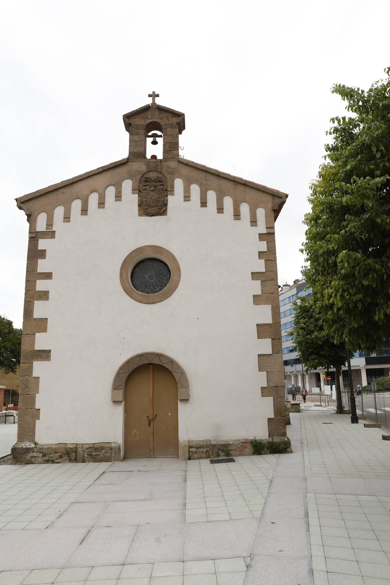 Así ha quedado la urbanización del entorno de la capilla de San Esteban del Mar de Gijón (en imágenes)