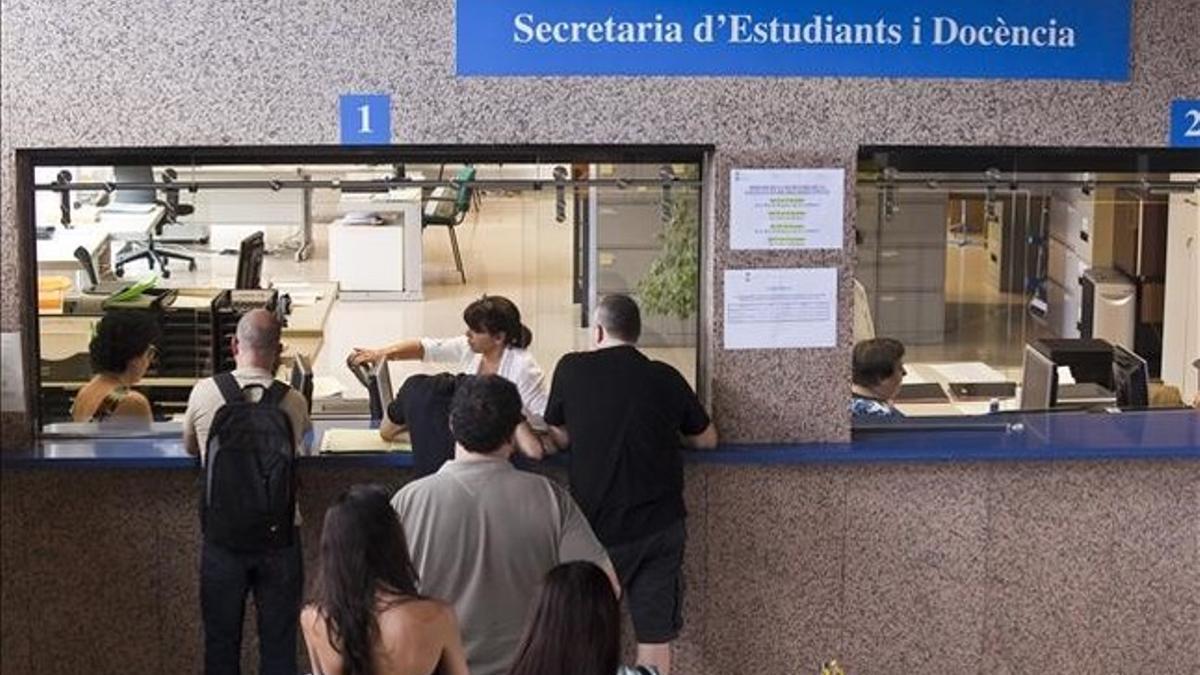 Alumnos matriculándose en la Facultad de Econom,ia y Empresa de la UB