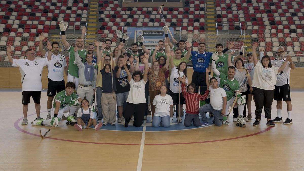 La plantilla del Liceo, junto a integrantes de Down Coruña en el Palacio de Riazor.