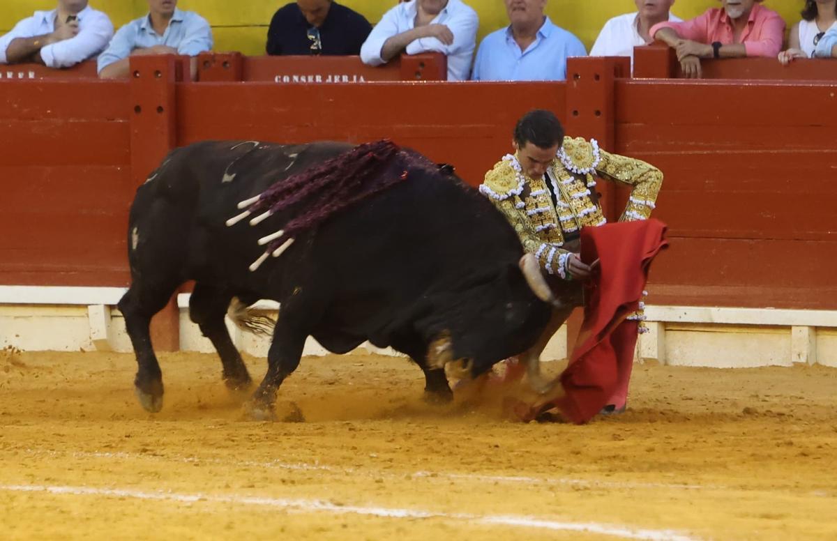 Inicio por abajo de Juan Ortega al tercer toro de la corrida.
