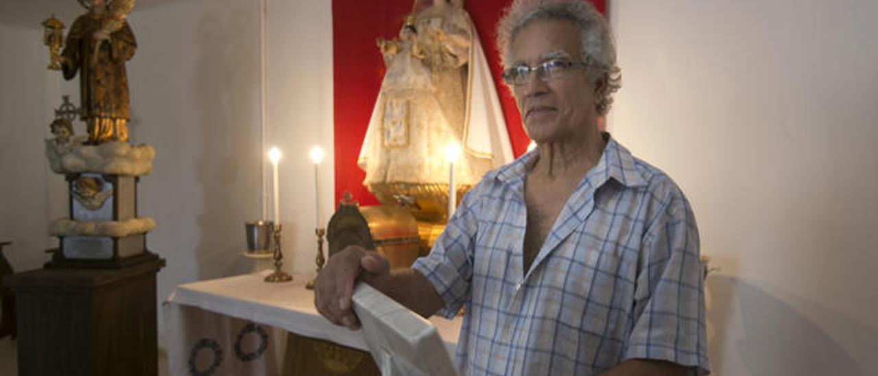 Emilio Guedes, ayer, en la capilla instalada en el local social de El Caracol.