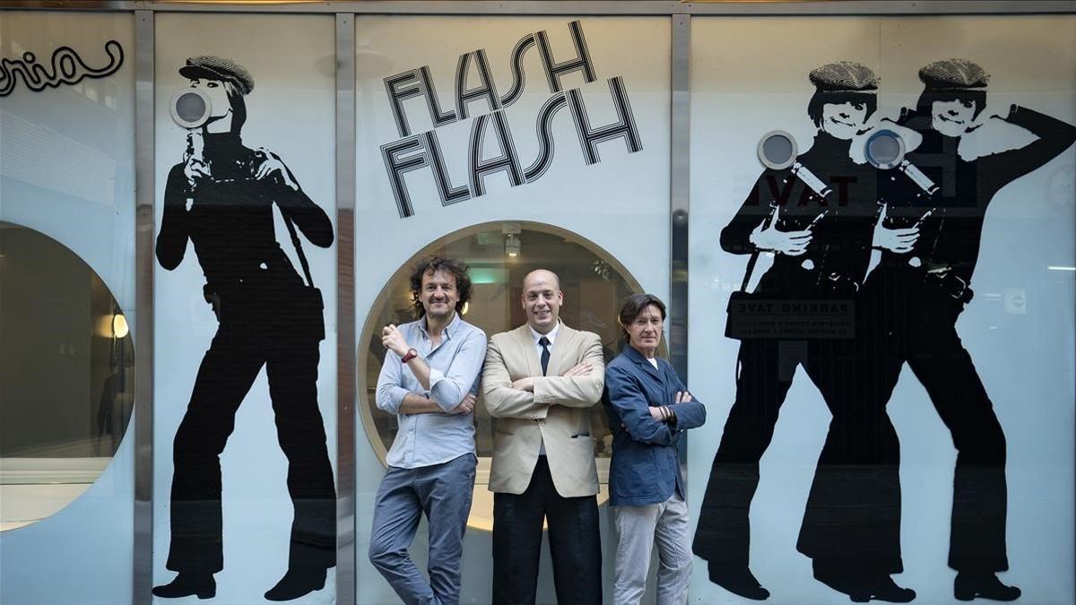 Ante la fachada del Flash Flash, Iván Pomés, Jordi Paesa y Javier Hoyos.
