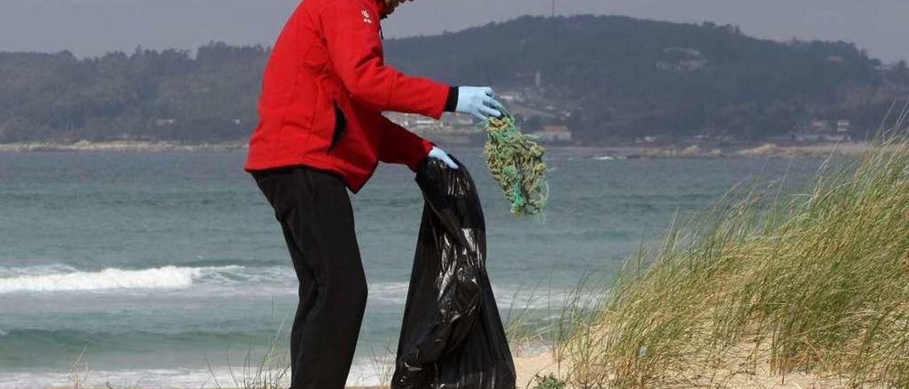 Una jornada de limpieza anterior en la playa de A Lanzada.  // Muñiz