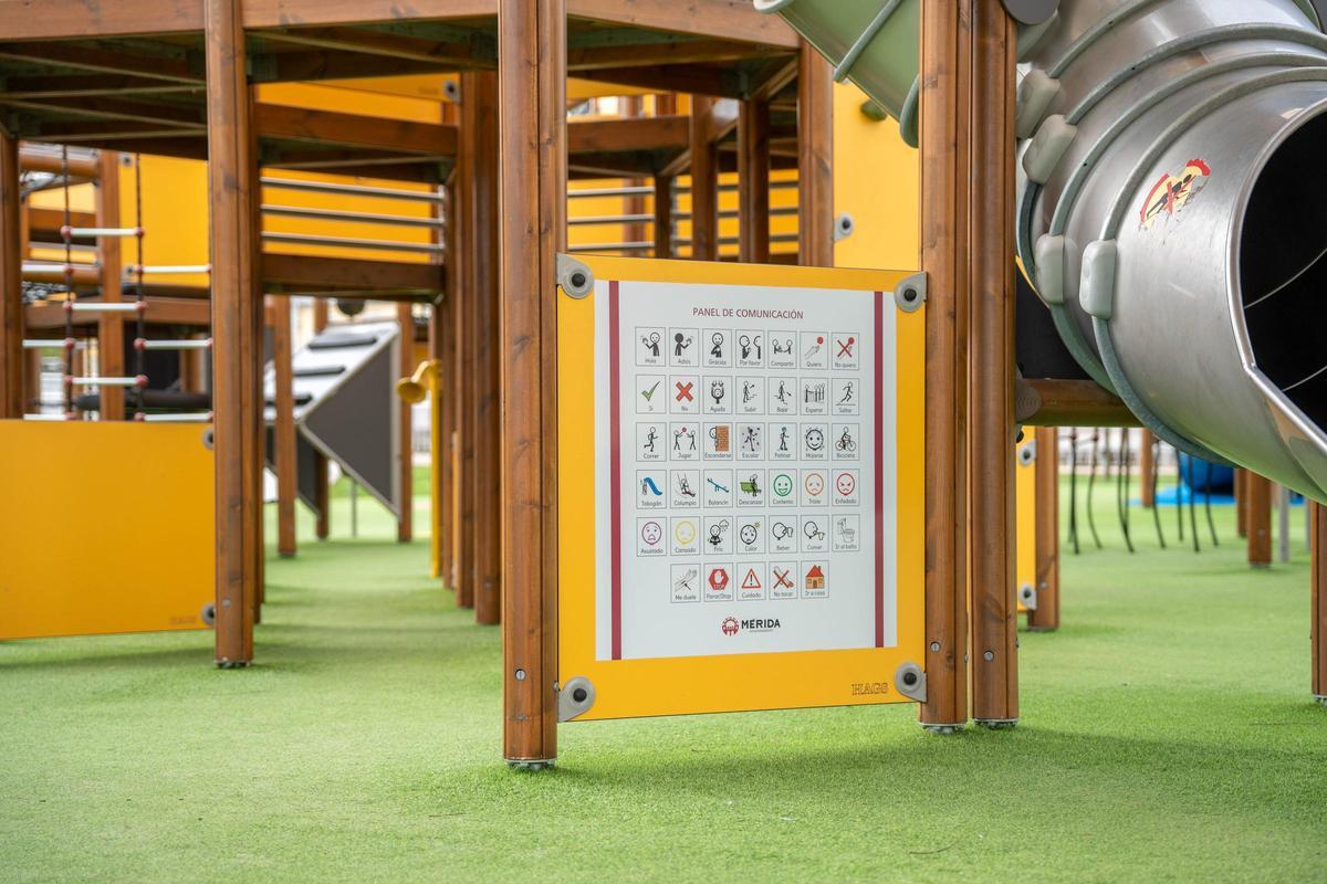 Uno de los nuevos paneles de comunicación instalados en la Ciudad de la Infancia de Mérida.