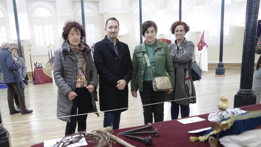 Por la izquierda, Manuela Iglesias, Luis García Pevida, Elena García y Paloma Frechilla, ante algunos objetos de la exposición.