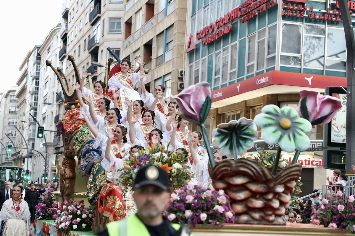 Carmen y Marta disfrutan de un desfile que alimenta: el Bando de la Huerta