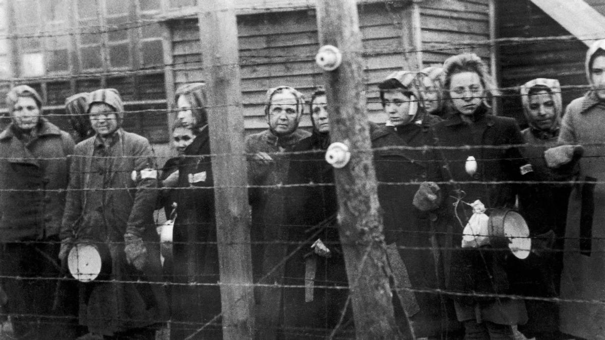 Mujeres presas tras las alambradas del campo nazi de Ravensbrück.