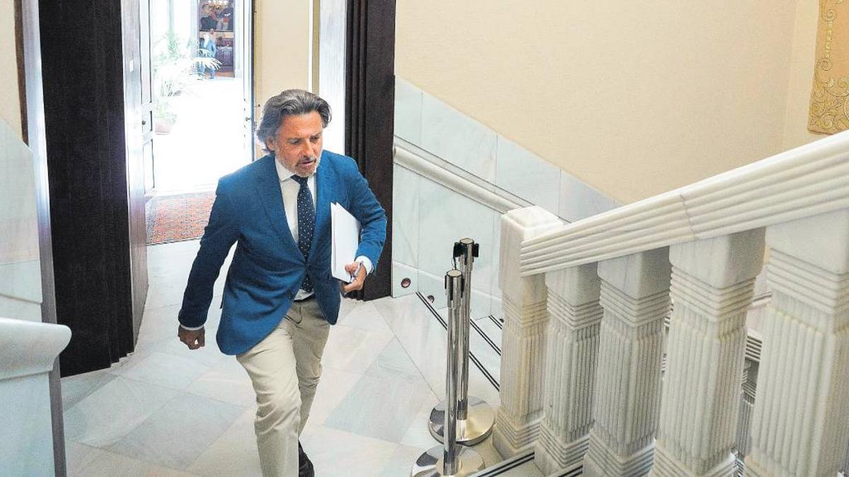 El dirigente socialista Gustavo Matos sube una de las escaleras de acceso al Parlamento de Canarias en Santa Cruz de Tenerife.