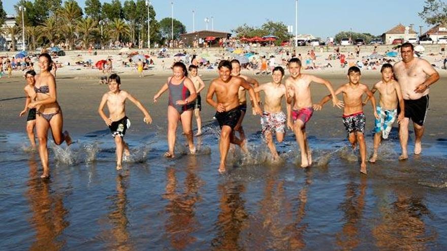 Un grupo de jóvenes en la playa // JOSÉ LORES