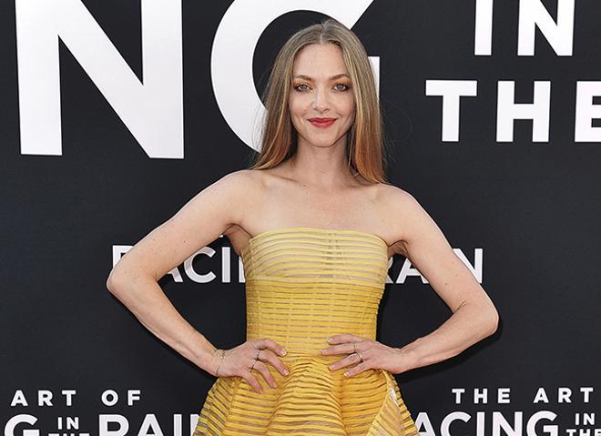 Amanda Seyfried con vestido amarillo con escote palabra de honor, de Oscar de la Renta