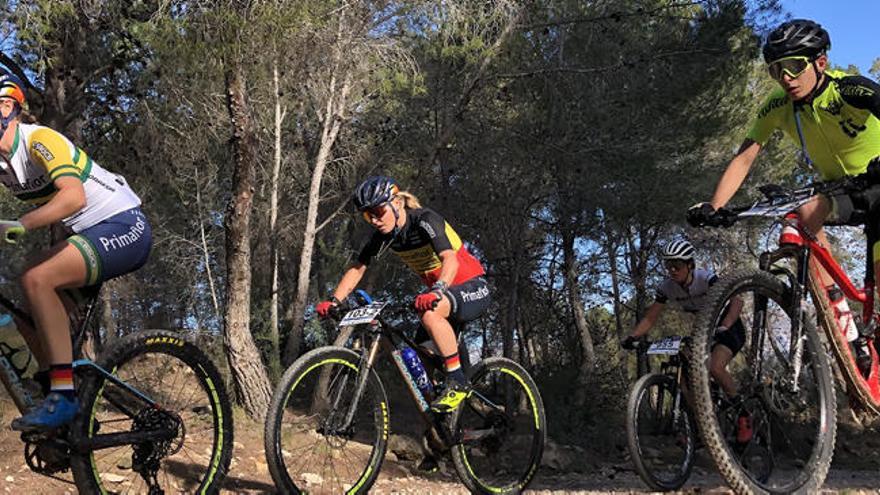 Ciclistas en la primera etapa.