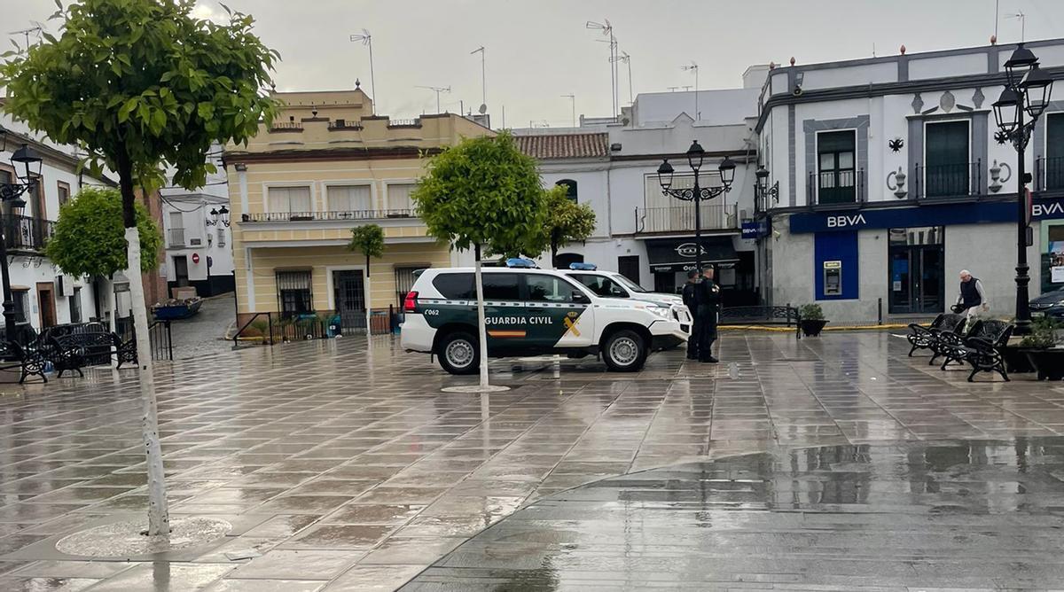 Coches y efectivos de la Guardia Civil desplegados estos últimos días en Cantillana.