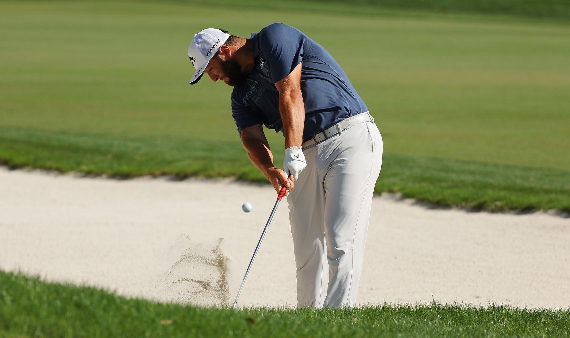 Jon Rahm ejecuta un golpe desde el bunker en la segunda jornada en Orlando