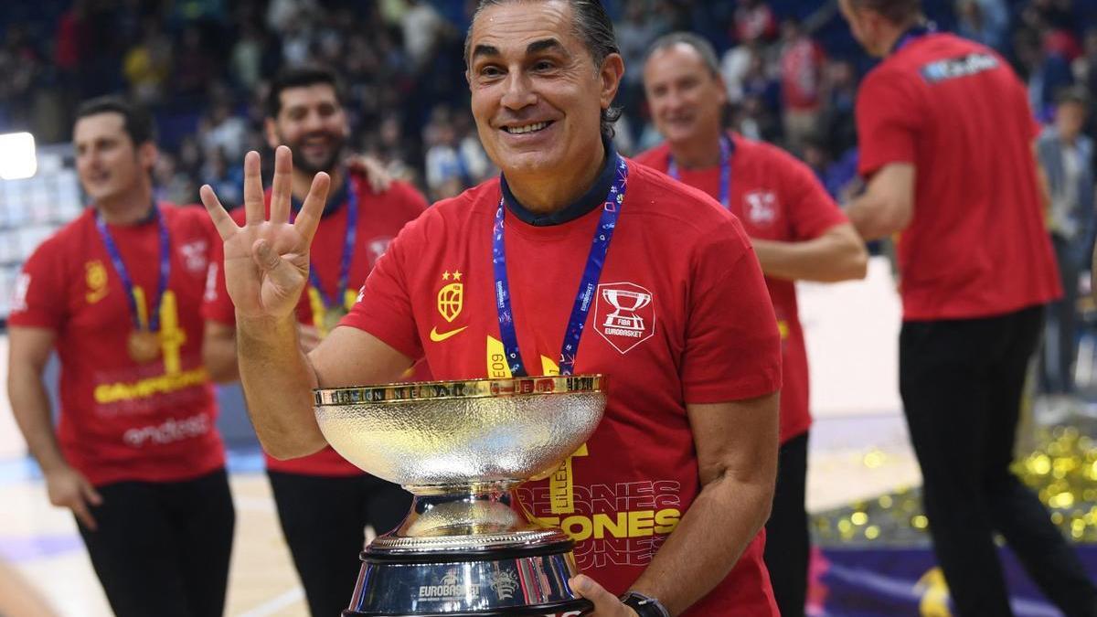 Sergio Scariolo posa con el trofeo del Eurobasket y destaca sus cuatro títulos con la mano.