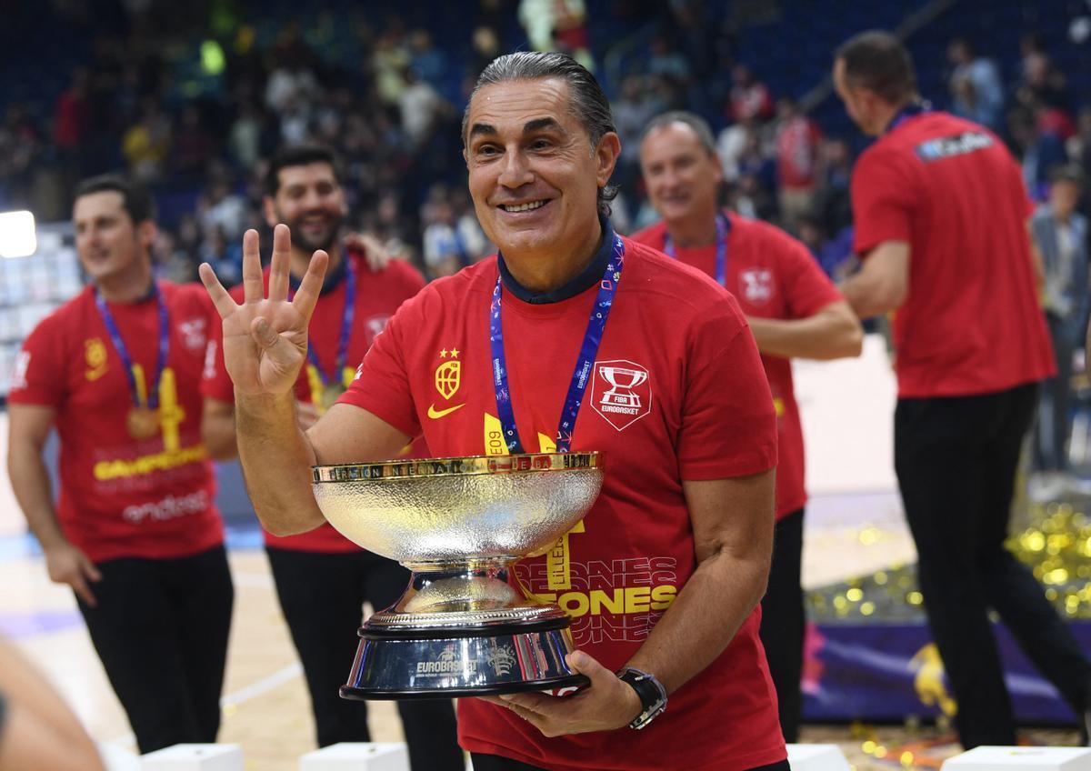 Sergio Scariolo posa con el trofeo del Eurobasket y destaca sus cuatro títulos con la mano.