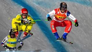 Jonas Lenherr (d) de Suiza y Daniel Bohnacker de Alemania compiten en la Copa del Mundo de Ski Cross, en Arosa (Suiza).