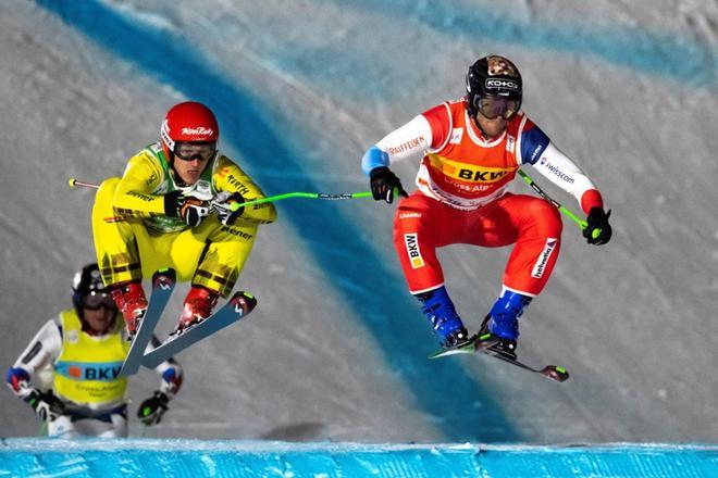 Jonas Lenherr (d) de Suiza y Daniel Bohnacker de Alemania compiten en la Copa del Mundo de Ski Cross, en Arosa (Suiza).