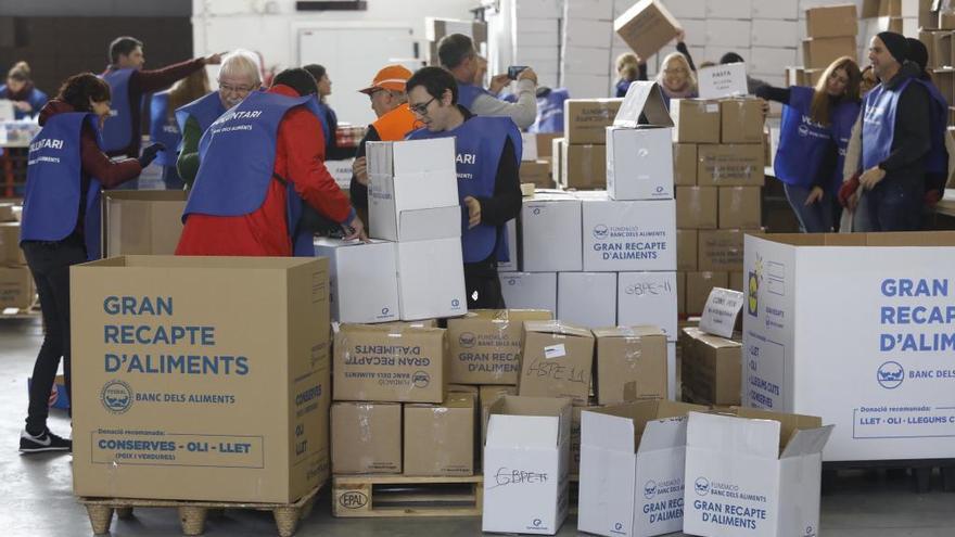 Voluntaris organitzant el menjar de l&#039;últim Gran Recapte, al magatzem del Banc dels Aliments