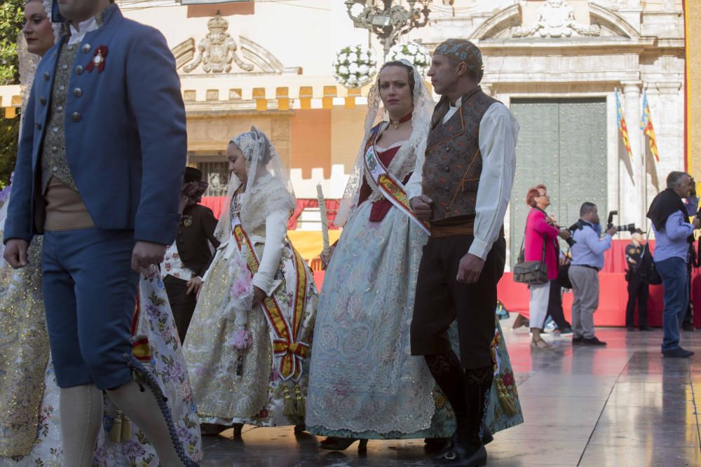 Desfile de las falleras mayores de las diferentes comisiones durante la procesión general de la Mare de Déu dels Desemparats.