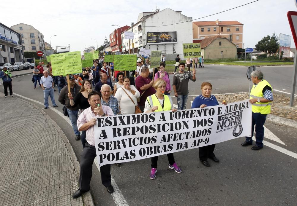 Protesta de los vecinos de Chapela por la ampliación de la AP-9. // R. Grobas