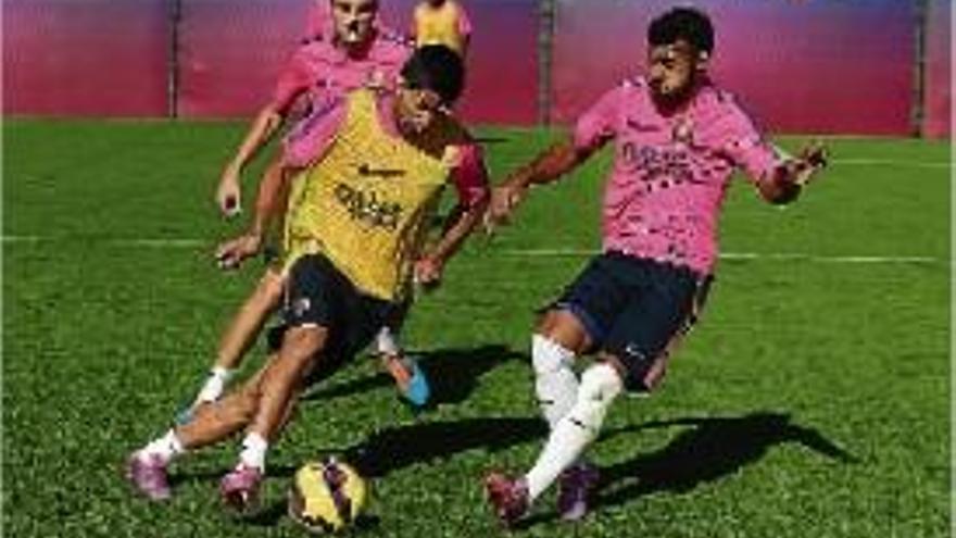 Luis Suárez davant de Rafinha durant l&#039;entrenament del Barça d&#039;ahir