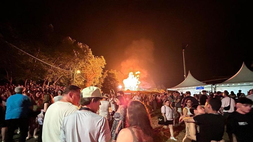 EN IMÁGENES: Noche de fuego y de memoria industrial en la hoguera de San Juan de Corvera