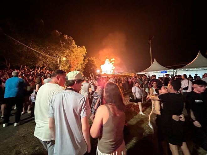 EN IMÁGENES: Noche de fuego y de memoria industrial en la hoguera de San Juan de Corvera