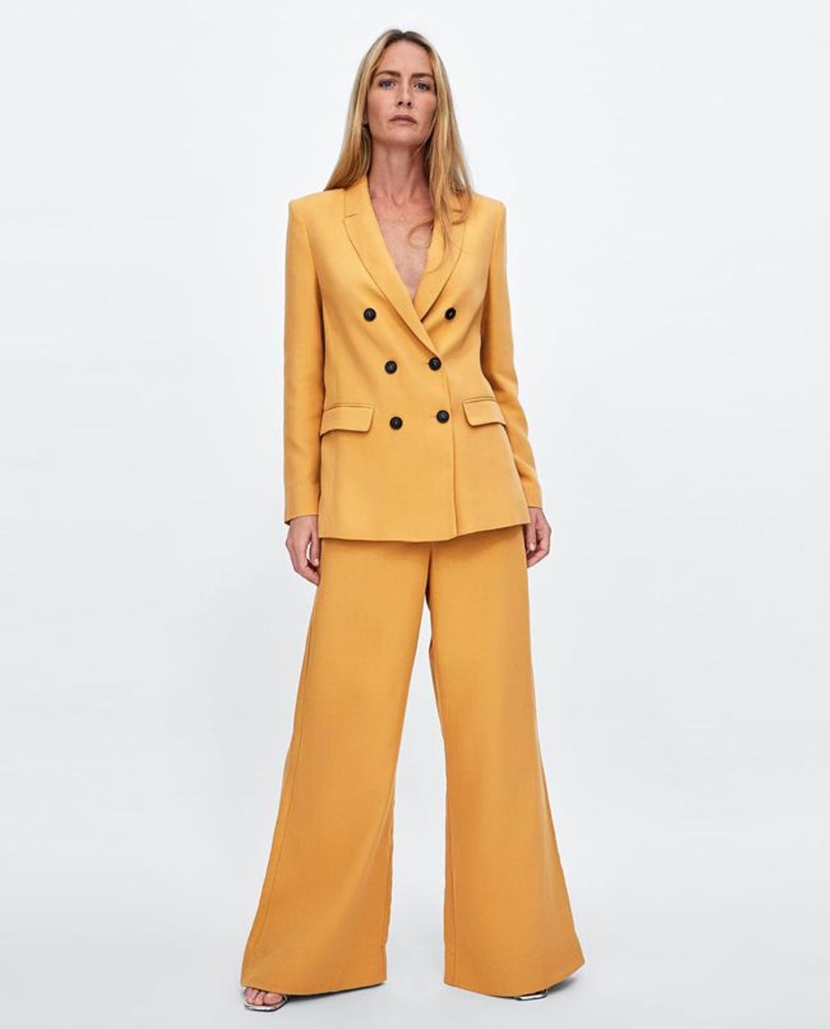 Moda 'timeless' de Zara: traje pantalón amarillo