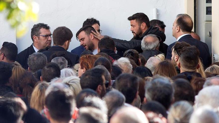 Emotivo adiós a Julen entre flores blancas y aplausos