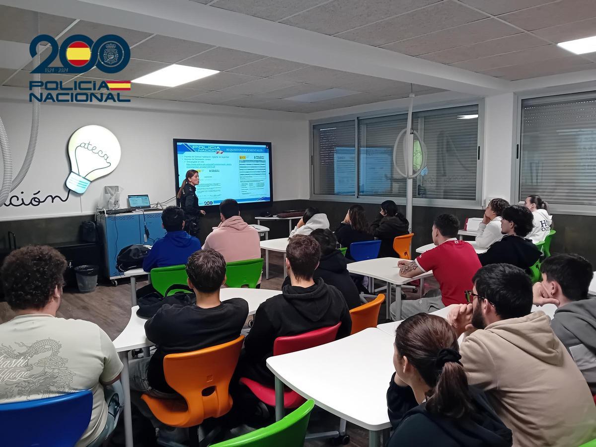 La Policía Nacional refuerza la formación en Seguridad Privada a alumnos del CIFP Zonzamas en Lanzarote.