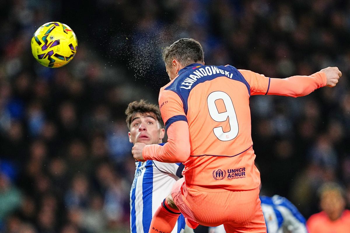 Robert Lewandowski cabecea al marco de la Real Sociedad tras aparecer en el segundo tiempo.