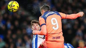 Robert Lewandowski cabecea al marco de la Real Sociedad tras aparecer en el segundo tiempo.