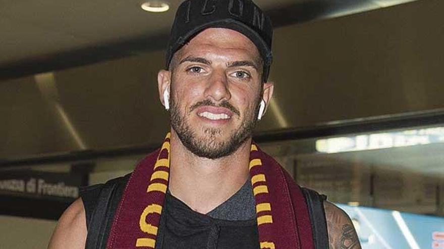 Davide Santon posa con la bufanda del Roma.