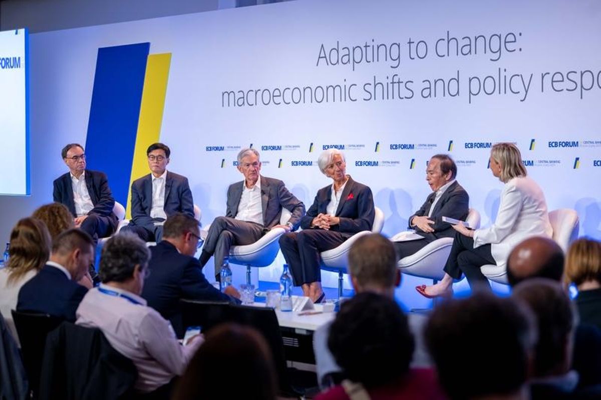 Los presidentes de los bancos centrales de Inglaterra, Corea, EEUU, zona euro y Japón, junto con una periodista de Bloomberg, en el foro de Sintra.