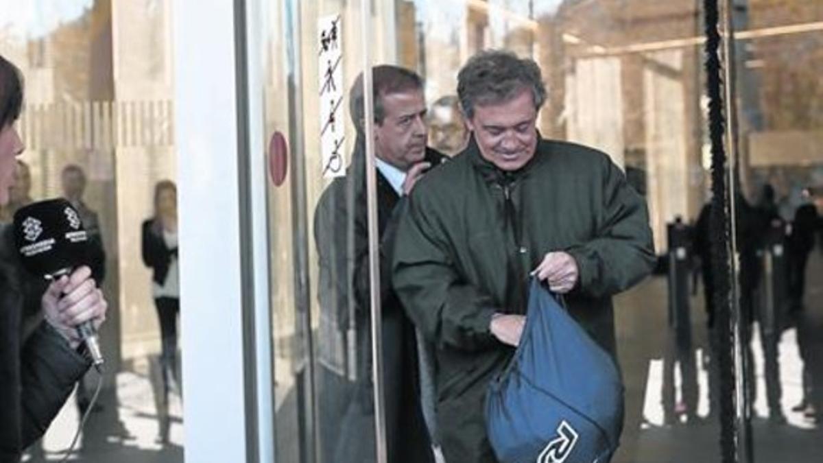 Jordi Pujol Ferrusola sale de la Ciutat de la Justícia tras declarar.